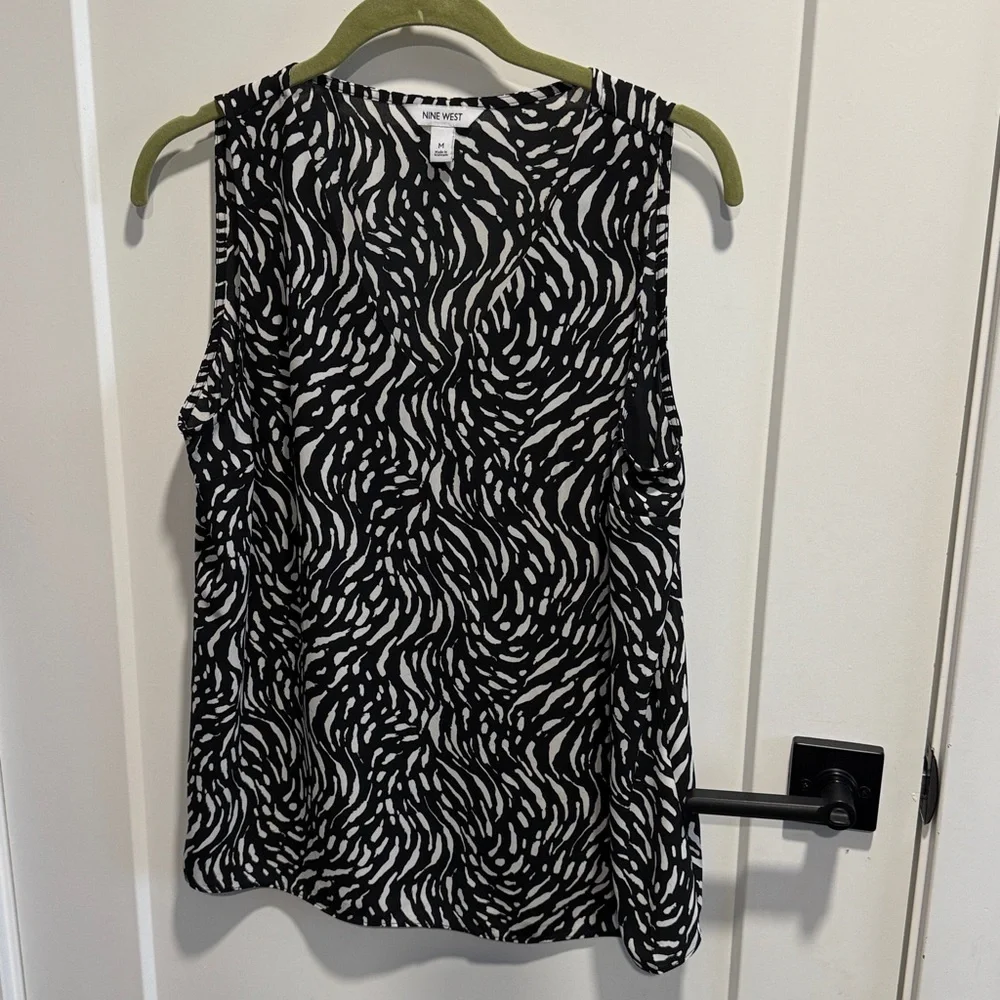 Nine West Set - Midi Skirt with Slit and V Neck Sleeveless Shell Top Medium EUC - Picture 7 of 13